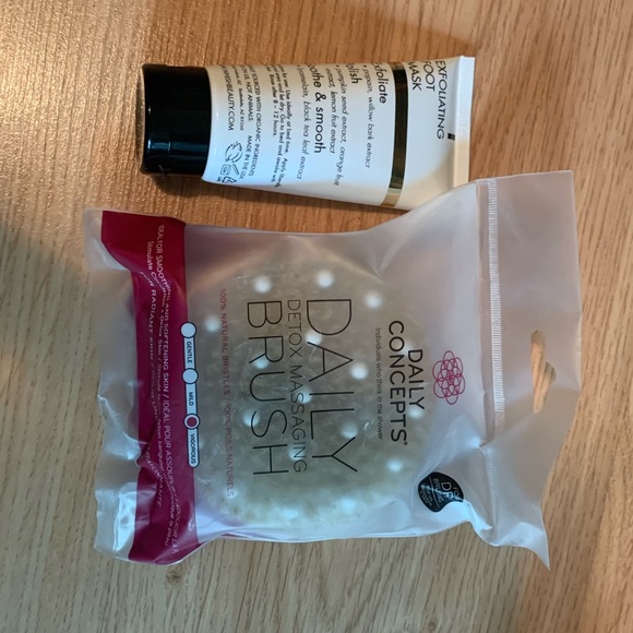 Exfoliating foot mask & daily massaging brush - Picture 1 of 5